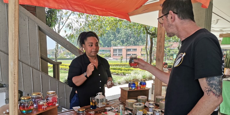 Emprendedora ofreciendo productos en la Universidad de Medellín 2023. 