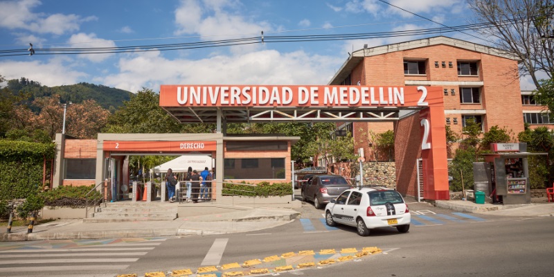 Portería 2 de la Universidad de Medellín.