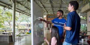 Estudiantes de la Universidad de Medellín en la zona conocida como jacuzzis.