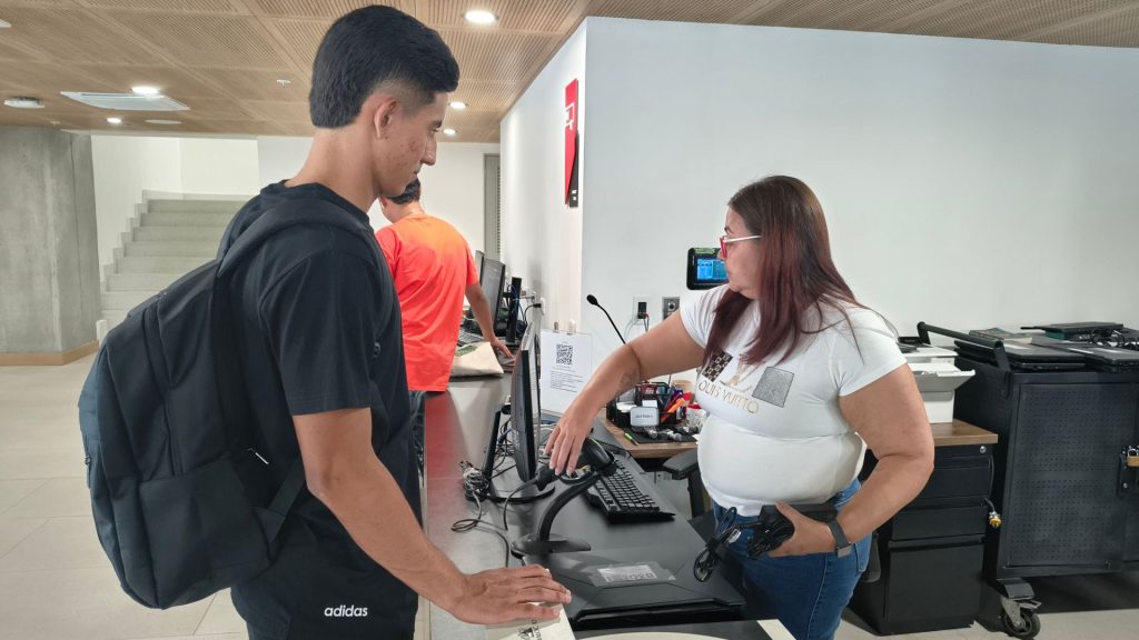 Préstamos de portátiles en la Biblioteca Universidad de Medellín.