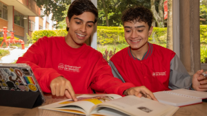 Estudiantes en un quiosco de la Universidad de Medellín.